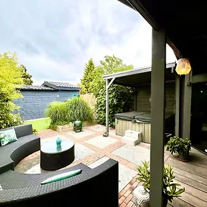 Cozy With Sauna, Jacuzzi&yard Near Amsterdam Chalet