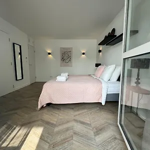 Homes By The C Appartement